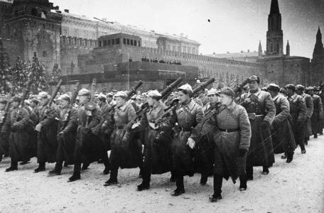 7 ноября 1941 г. - знаменитый парад советских войск на Красной площади
