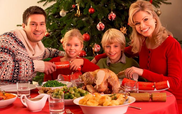 family-enjoying-christmas-meal_p92606
