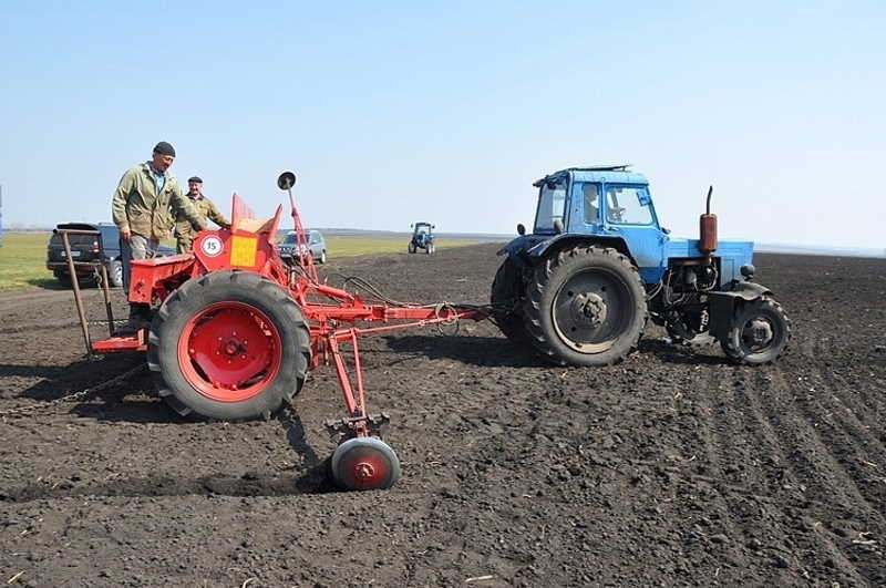 Доски пилят пилой зерно сеют сеялкой. Трактора МТЗ 1221 на посевной. МТЗ 82 Беларус зерносеялкой поле. Сеялка для свеклы на трактор МТЗ 82. Посев трактором.