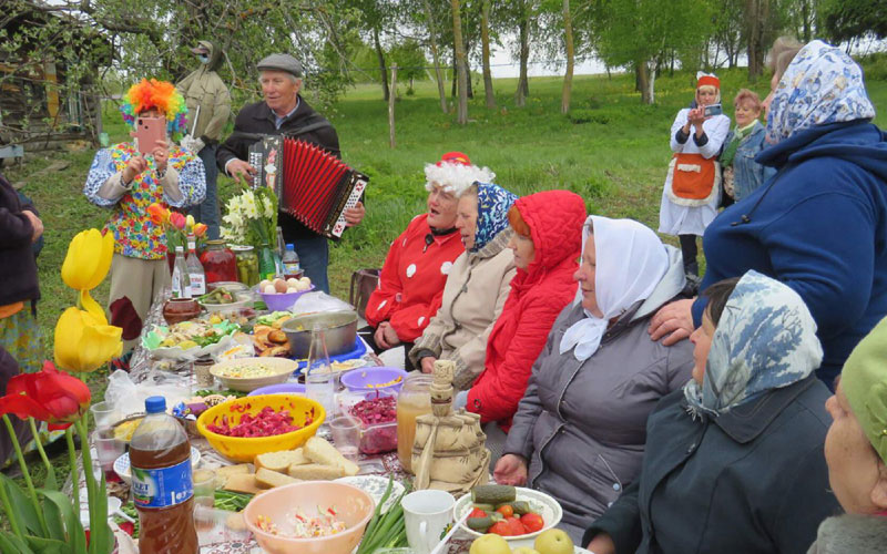 В селе на веселе ютуб. Деревенская ярмарка. Жизнь в селе на веселе МУКБАНГ. Ярмарка шумит. Шумная ярмарка.