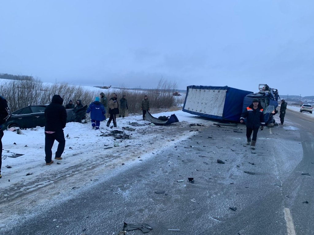 Два грузовика в Мордовии “сдуло” на встречный транспорт, пять человек  пострадали | 23.12.2022 | Саранск - БезФормата