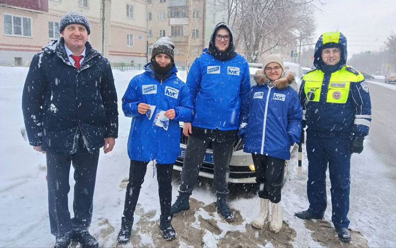 В Саранске добровольцы поздравили женщин-водителей с Международным