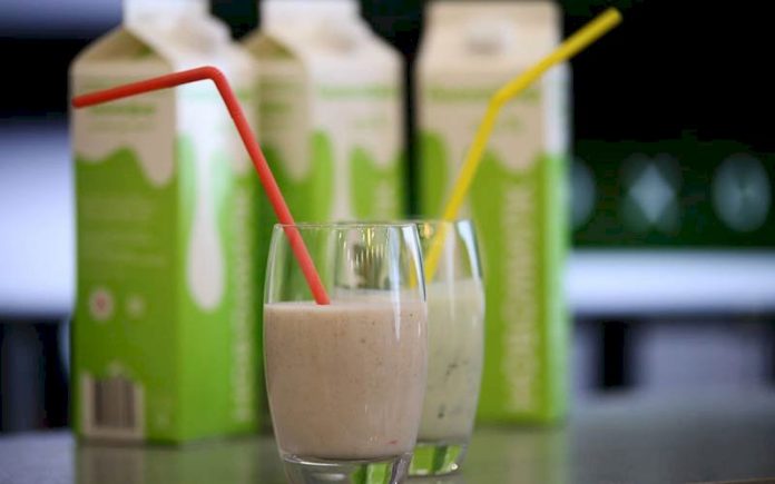 кефир. кисломолочные продукты на ночь. кисломолочные продукты фото. кисломолочные продукты для похудения. кефир.