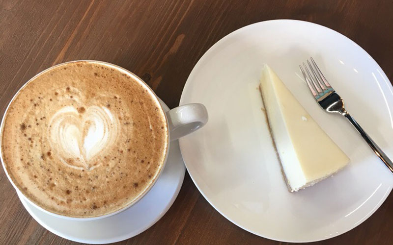 красивые цитаты про кофе. кофе юмор. афоризмы про кофе. пей кофе люби утро. цитаты про кофе.