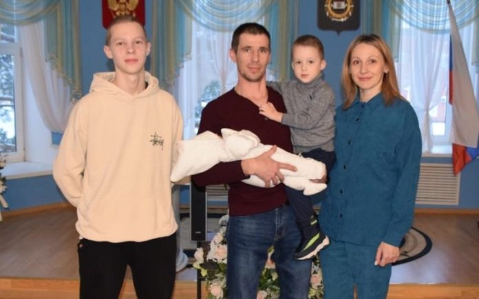 Появилась девушка. Бесконечное лето мемы. Когда у девушки появился парень. Как появилась девочка ее. Воспитаннице или воспитанницы как пишется.